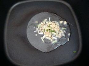 热锅凉油，下葱姜煸香