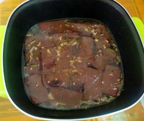 加入小碗清水，加盐，鸡粉，焖煮几分钟，让其入味。