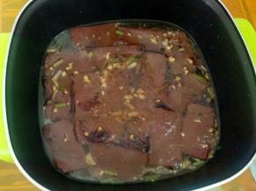 加入小碗清水，加盐，鸡粉，焖煮几分钟，让其入味。