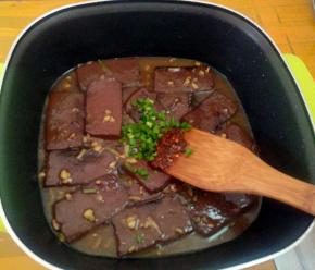 再加入油辣椒，葱叶炒匀即可。