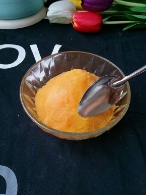 把红薯放入碗中，用勺子整形。