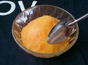 把红薯放入碗中，用勺子整形。