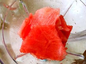 西瓜切碎块，放到榨汁机内榨成果汁