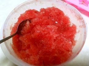 两个小时后取出，搅拌一下，之后放冰箱继续冷冻