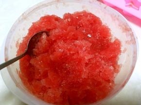 两个小时后取出，搅拌一下，之后放冰箱继续冷冻