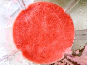 加入砂糖搅拌均匀，倒入保鲜盒内，放冰箱冷冻