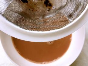 过滤出茶叶，喜欢喝凉的，可以将奶茶留一部分冻成冰块，喝的时候加到奶茶内喝冰的