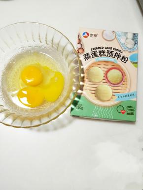 准备好材料，有了预拌粉很方便加点鸡蛋，搅拌搅拌就可以了。