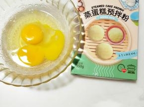 准备好材料，有了预拌粉很方便加点鸡蛋，搅拌搅拌就可以了。