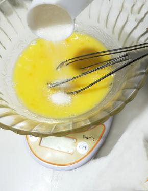 鸡蛋打散加入白糖搅拌均匀五分钟左右