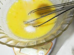 鸡蛋打散加入白糖搅拌均匀五分钟左右