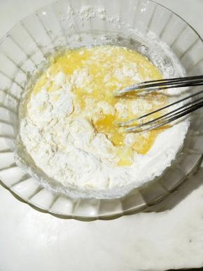 倒入面粉搅拌无颗粒，大致打发，我用手动打蛋器搅拌了五分钟。