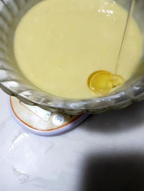 加入玉米油继续搅拌