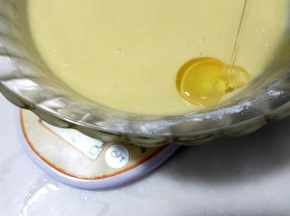 加入玉米油继续搅拌