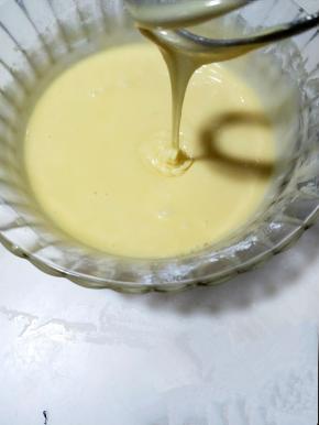 搅拌好的面粉光滑细腻呈缎带状