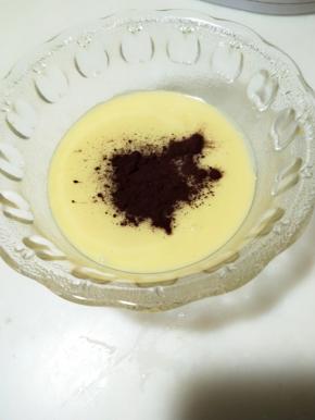 分出一半面糊加入红曲粉搅拌均匀