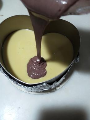 将红曲面糊往中间倒