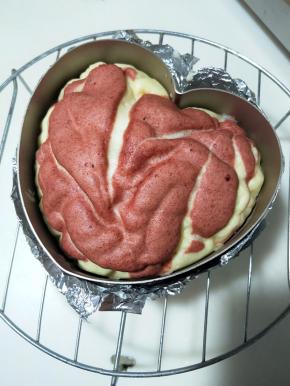 取掉莫斯圈姜蒸蛋糕移到晾架上。晾冷切片、