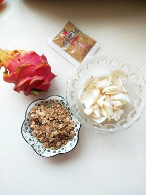 准备好材料，百合用开水焯一下就行。