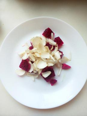 盘中先放入火龙果，加上百合，