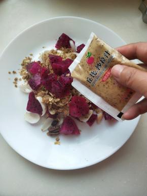 挤上一袋芝麻沙拉姜