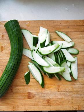 丝瓜洗净切片，这个丝瓜很嫩，没有削皮，