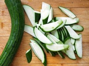 丝瓜洗净切片，这个丝瓜很嫩，没有削皮，