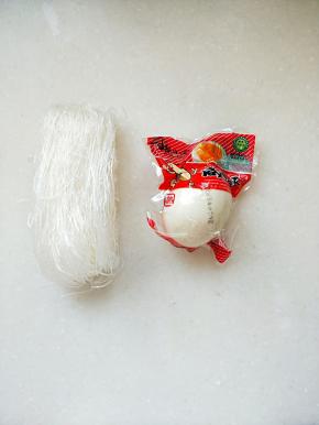 准备粉丝和咸蛋
