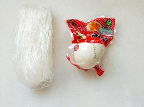 准备粉丝和咸蛋