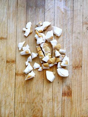 咸蛋剥皮切成小块