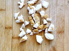 咸蛋剥皮切成小块