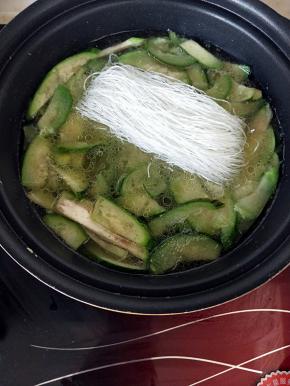 锅内加热水直接放入丝瓜，放一勺猪油，煮两三分钟，就放入粉丝。
