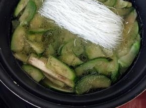 锅内加热水直接放入丝瓜，放一勺猪油，煮两三分钟，就放入粉丝。