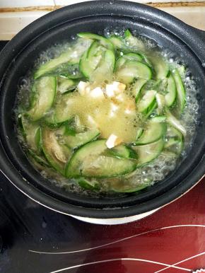 粉丝很好熟，煮一会就好了，放入咸蛋，