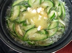 粉丝很好熟，煮一会就好了，放入咸蛋，