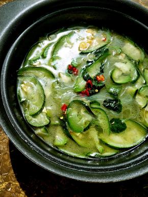 咸蛋有咸味，就没有加盐，加点鸡粉放一点薄荷小米辣，开吃了！