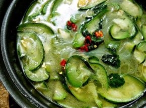 咸蛋有咸味，就没有加盐，加点鸡粉放一点薄荷小米辣，开吃了！