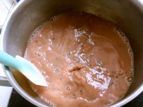 边煮边搅拌，煮开即可，加入砂糖，搅拌至砂糖融化
