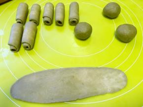 重复5的步骤，将牛舌卷擀成长条，在卷起来，继续盖保鲜膜松弛15分钟