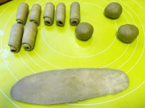 重复5的步骤，将牛舌卷擀成长条，在卷起来，继续盖保鲜膜松弛15分钟