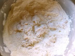 混合油酥皮材料，活成面团