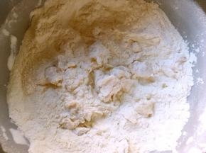 混合油酥皮材料，活成面团