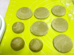 收口放底下，用擀面杖擀成薄片，烤箱预热180度烤20分钟