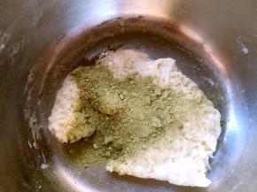 将水油皮材料混合，活成面团，揉至光滑状态