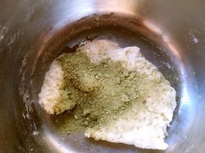 将水油皮材料混合，活成面团，揉至光滑状态