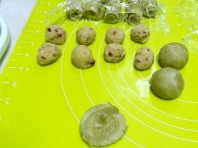 绿豆沙加蔓越梅碎活均匀，分成10等份，松弛好的牛舌卷压一下，擀成薄片，包裹上豆沙馅，收好收口