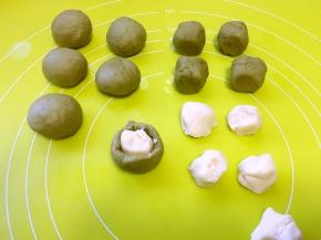 用抹茶水油皮材料包裹油酥皮材料，全部包裹完盖保鲜膜松弛15分钟