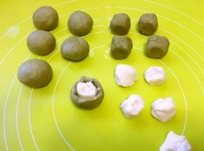 用抹茶水油皮材料包裹油酥皮材料，全部包裹完盖保鲜膜松弛15分钟