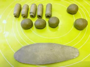 将松弛好的面团擀成长条，卷成牛舌卷，盖保鲜膜松弛15分钟