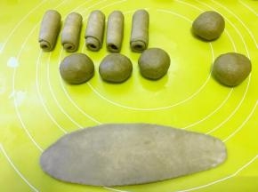 将松弛好的面团擀成长条，卷成牛舌卷，盖保鲜膜松弛15分钟